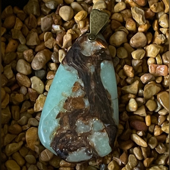 Gorgeous Green Chalcedony Pendant Natural Stone 1 1/4” x 2” Unique Shape - Picture 2 of 11